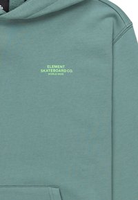 Teal hoodie i mjukt tyg med en känguruficka och en liten, lysande grön logotyp "ELEMENT SKATEBOARD CO. WORLD WIDE".