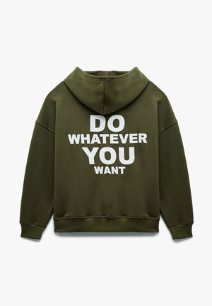 Olijfgroene hoodie met een grote witte opdruk op de achterkant die zegt "DO WHATEVER YOU WANT." Inclusief een kap met trekkoord en geribbelde manchetten.