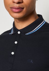 Lindbergh CONTRAST PIPING - Polokošeľa - navy