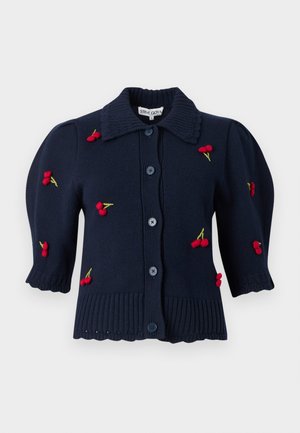 Σκούρα μπλε ζακέτα με κουμπιά, φουσκωτά μανίκια και κόκκινη κεντημένη κερασάκια διασκορπισμένα στο ύφασμα, με ριμπ τελείωμα και γιακά.