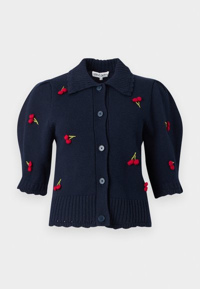 Σκούρα μπλε ζακέτα με κουμπιά, φουσκωτά μανίκια και κόκκινη κεντημένη κερασάκια διασκορπισμένα στο ύφασμα, με ριμπ τελείωμα και γιακά.