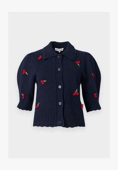 Σκούρα μπλε ζακέτα με κουμπιά, φουσκωτά μανίκια και κόκκινη κεντημένη κερασάκια διασκορπισμένα στο ύφασμα, με ριμπ τελείωμα και γιακά.