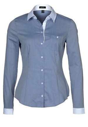 Chemise bleue à manches longues avec col et poignets blancs, poche avant, coupe ajustée et boutons blancs au centre.