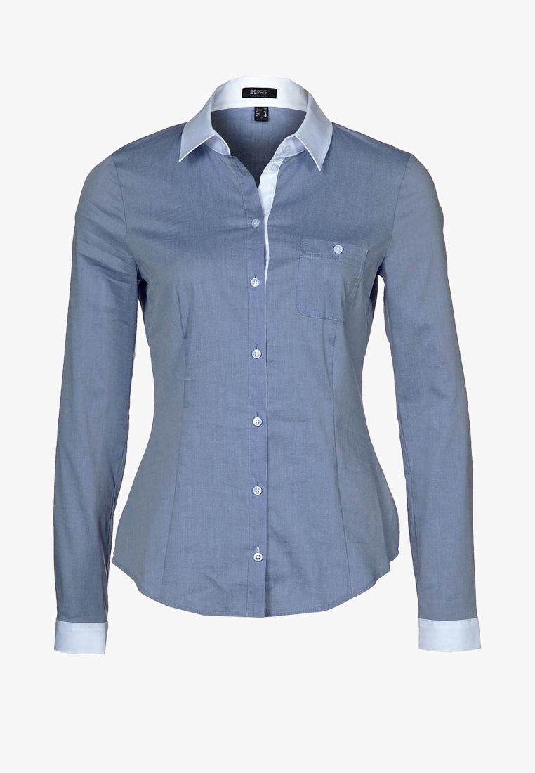 Chemise bleue à manches longues avec col et poignets blancs, poche avant, coupe ajustée et boutons blancs au centre.