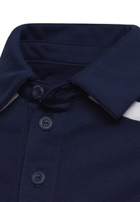 Polo shirt blu navy con due bottoni, colletto a risvolto e strisce bianche sui lati delle spalle. Realizzato in un tessuto morbido e elasticizzato.