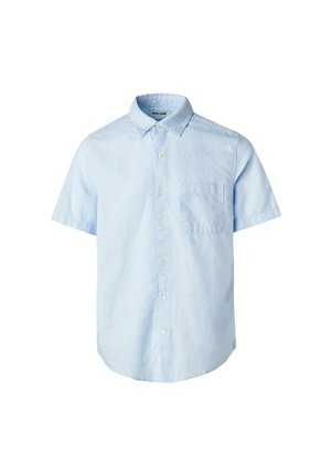 Camisa de botones de manga corta en azul claro, hecha de tejido ligero. Cuenta con un cuello clásico y un bolsillo en el pecho.