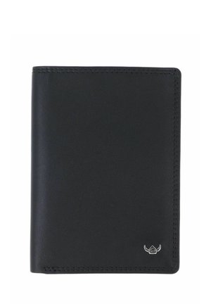 Portefeuille noir en cuir bi-pli avec couture subtile et petit logo argenté dans le coin inférieur droit sur fond blanc.