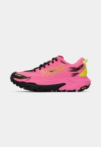 Hoka løpesko i lys rosa med svarte og gule detaljer. Har et strømlinjeformet design og en teksturert Vibram såle for godt grep.