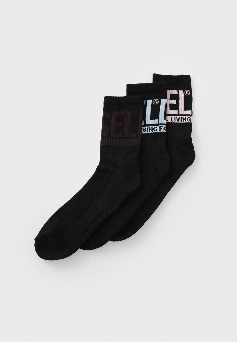 Calze nere a costine con accenti colorati del logo in maroon, blu e rosa, presentate in un' disposizione impilata.
