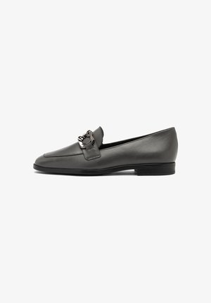 Grauer Lederloafer mit spitzer Zehe, dekorativer Metallschnalle und niedrigem Absatz. Glatte Textur und minimalistisches Design.