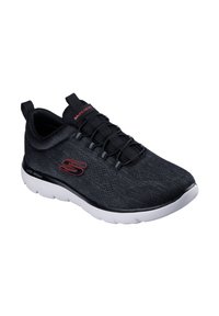 Scarpa da ginnastica nera con tomaia texturizzata, lacci elastici e suola leggera bianca. Presenta un logo rosso sul lato.