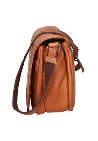 Borsa a spalla in pelle color tan con una finitura testurizzata, tracolla regolabile e accessori in metallo. Presenta una forma compatta e rettangolare con accenti cuciti.