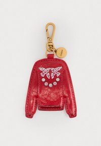 Portachiavi in pelle rossa a forma di maglione, con dettagli in strass e un gancio dorato, caratterizzato da cuciture dettagliate e una superficie testurizzata.