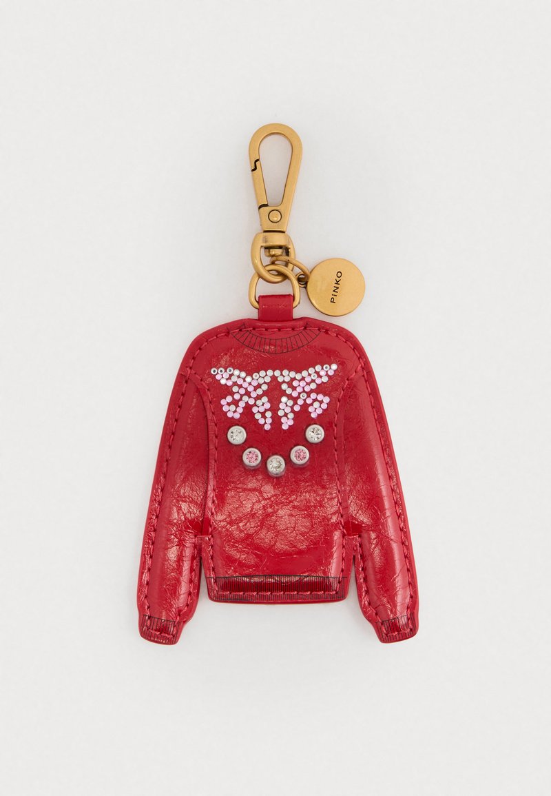 Portachiavi in pelle rossa a forma di maglione, con dettagli in strass e un gancio dorato, caratterizzato da cuciture dettagliate e una superficie testurizzata.
