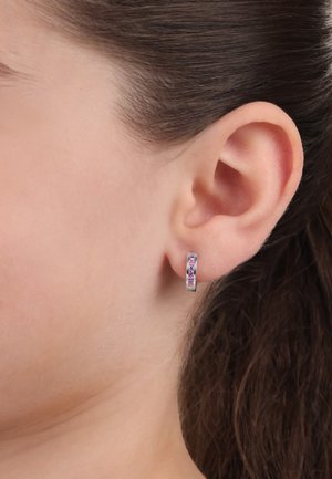 Orecchini a cerchio in argento con una fila di pietre rosa e viola, caratterizzati da una finitura lucida e un design circolare.