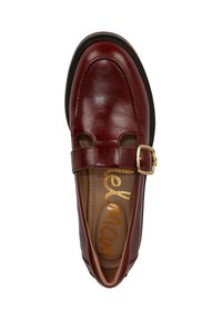 Bordeaux leren schoen met een ronde neus, voorzien van een zij-sluiting met gesp en uitsnijdingen. Soepele textuur en contrasterende zwarte zool.