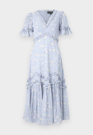 Vestido floral azul claro com mangas curtas em babados, decote em V e detalhes em babados ao longo das costuras e da barra. Comprimento médio com uma saia fluida.
