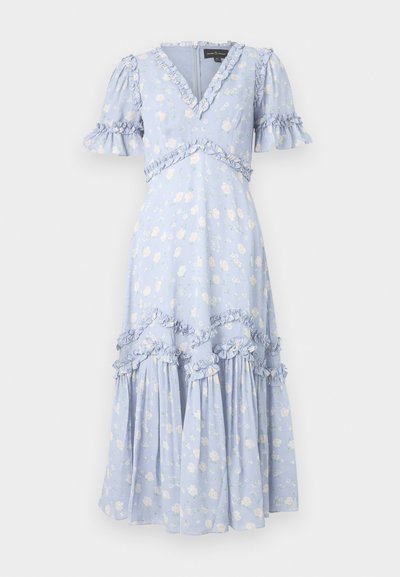 Vestido floral azul claro com mangas curtas em babados, decote em V e detalhes em babados ao longo das costuras e da barra. Comprimento médio com uma saia fluida.