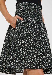 NORR OPAL SEERSUCKER - Vekkihame - black flower aop