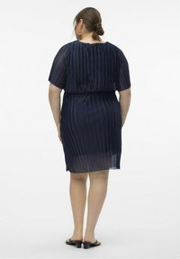 Vero Moda Curve Vapaa-ajan mekko - dark blue