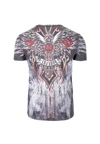 Grijze t-shirt met korte mouwen, voorzien van een ingewikkeld zwart en rood grafisch ontwerp met vleugels, een schild en de tekst "CIPO AND BAY 1996."