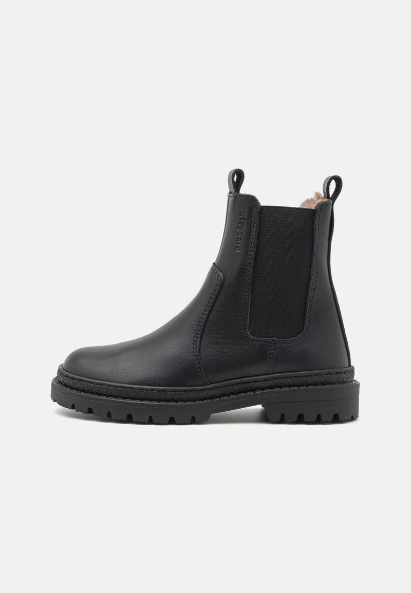 Bottine noire en cuir avec panneaux latéraux élastiques, languettes à l'avant et à l'arrière, semelle robuste et doublure intérieure douce visible.