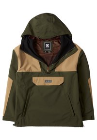 Anorak verde y caqui con capucha, cierre de medio zip en la parte delantera y un bolsillo en el pecho. Presenta un logo y costuras reforzadas. Material impermeable.