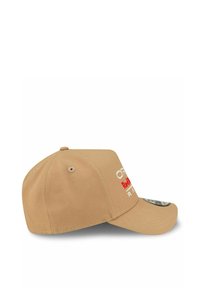 Beige Baseballcap mit gebogenem Schild, gestickt rotem und weißem Logo auf der Vorderseite und einem kleinen Logo-Patch an der Seite.