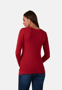 M.M.C. Langarmshirt - weinrot