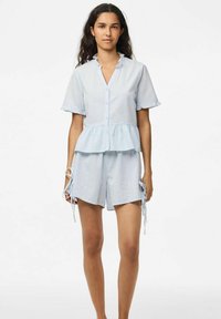 Top corto a maniche corte blu chiaro e bianco a quadretti con ruffle peplum e pantaloni abbinati con lacci regolabili sulle cuciture laterali.