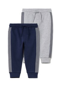 Twee paar joggingbroeken: één marineblauw en één lichtgrijs. Beide hebben elastische taillebanden, boorden en zijstrepen in een contrasterende kleur.