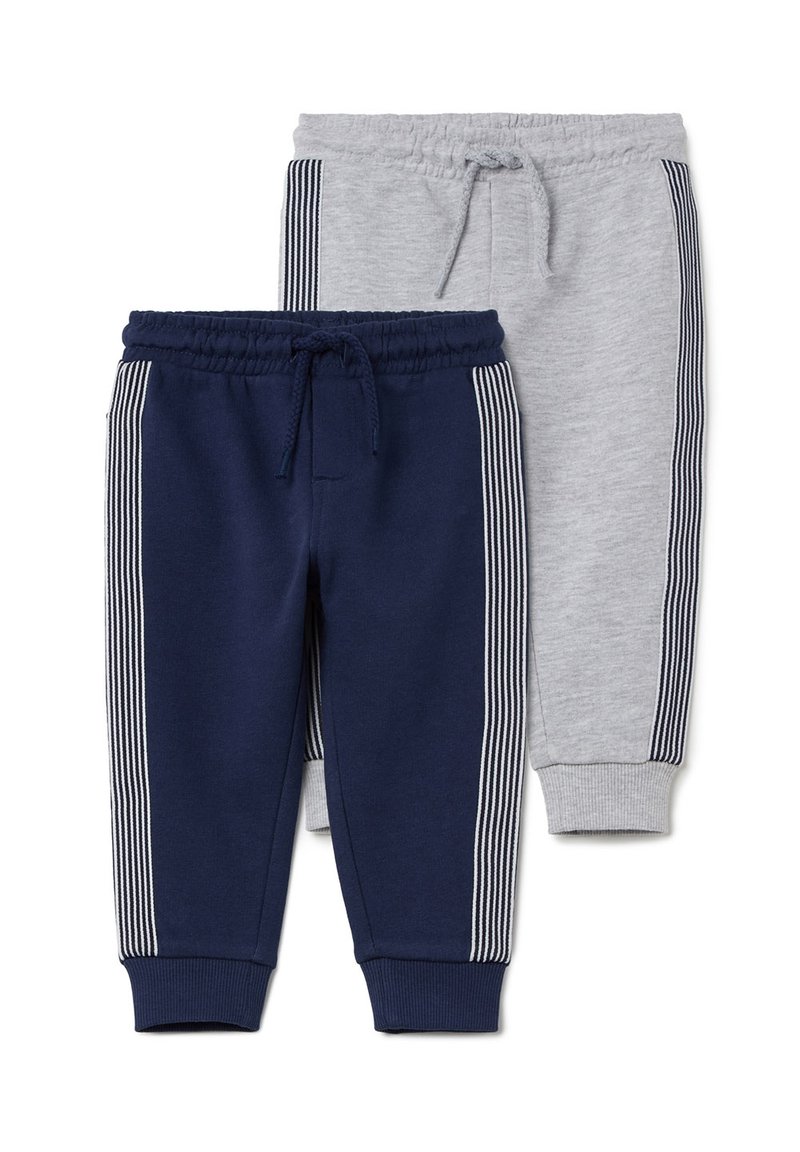 Twee paar joggingbroeken: één marineblauw en één lichtgrijs. Beide hebben elastische taillebanden, boorden en zijstrepen in een contrasterende kleur.