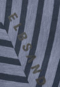 Blå och grå randig tyg med mjuk textur; pryds av ordet "ELBSAND" i fuzzy, ljusgrå bokstäver över ränderna.