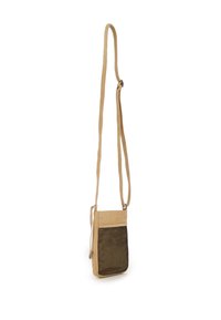 Sac à bandoulière beige avec un devant en mesh texturé, une sangle réglable et une forme rectangulaire compacte. Tissu durable avec un matériel minimal.