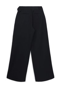 Schwarze weit geschnittene Hose mit glatter Textur, ausgestattet mit einem Bund und zwei Gesäßtaschen. Maßgeschneiderter Schnitt ohne sichtbare Verzierungen.
