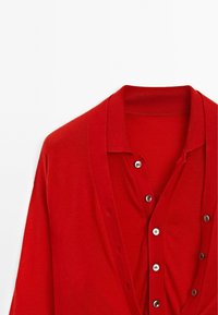 Röd knapp-up cardigan med sjalkrage, tillverkad av ett mjukt material, med nio metallknappar och en slät, strukturerad yta.