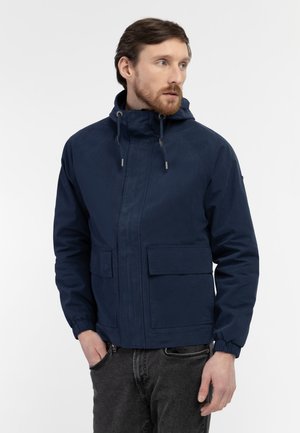 Navyblauwe hooded jack gemaakt van gladde stof, met twee voorzakken en elastische manchetten voor een comfortabele pasvorm.