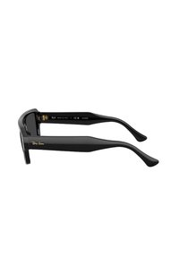 Černé sluneční brýle Ray-Ban s obdélníkovým rámem, s lesklým povrchem a štíhlými, zakřivenými stranicemi. Zlaté logo na ramínku.