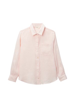 Chemise rose clair à manches longues avec boutons, rayures verticales subtiles et une poche poitrine, présentée sur fond blanc.