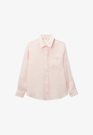 Chemise rose clair à manches longues avec boutons, rayures verticales subtiles et une poche poitrine, présentée sur fond blanc.