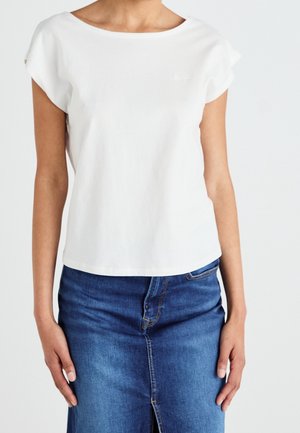 Weißes Baumwoll-T-Shirt mit kurzen aufgerollten Ärmeln, rundem Ausschnitt und lockerem Schnitt, kombiniert mit einem Jeansrock mit Frontschlitz.