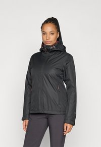 Veste imperméable noire avec capuche, ornée de zips rouges et de cordons de serrage, deux poches latérales et une texture lisse.