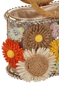 Geflochtene Korbtasche, verziert mit bunten Blumenapplikationen, Strassakzenten und einem Griff aus Naturfasern; verfügt über einen Metallrahmen.
