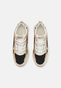 Lette sneakers med svart nettingoverdel, beige semsket detaljer og en hvit såle. Skoene har snøring og en løkkebånd bak.