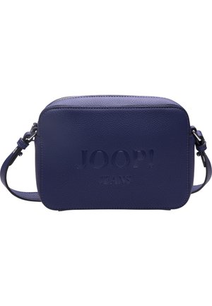 Bolso bandolera rectangular de cuero azul marino con correa ajustable y logo en relieve "JOOP! JEANS" en el frontal.