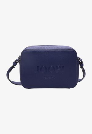 Prostokątna, granatowa skórzana torebka typu crossbody z regulowanym paskiem i tłoczonym logo "JOOP! JEANS" z przodu.