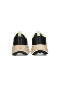Zapatillas deportivas negras y verdes con una parte superior de malla texturizada, suela beige redondeada y forro suave. Presentan detalles en plata y tiradores.