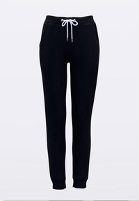 Černé tepláky z měkké tkaniny, s pružným pasem a bílým šňůrkovým zavazováním, bočními kapsami a zakončením na kotnících s manžetami.