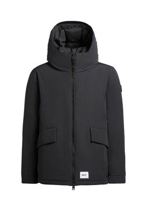 Chaqueta negra acolchada con cuello alto, cierre frontal y dos grandes bolsillos con solapa. Fabricada con un tejido liso y resistente al agua.