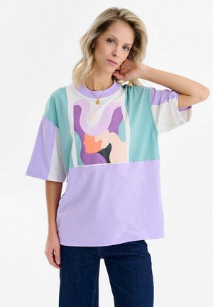 - T-shirt z nadrukiem